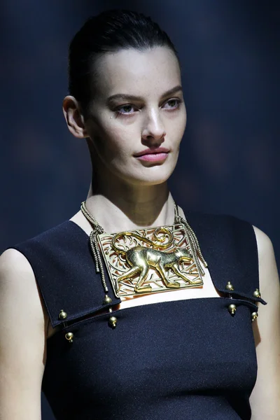 Look 10